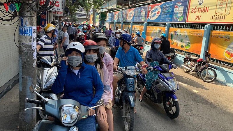 dong nguoi do ve cho thuoc lon nhat tphcm mua khau trang hinh 2