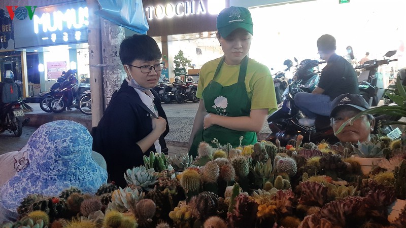 thi truong hoa tuoi ngay 8/3, suc mua i ach hinh 3