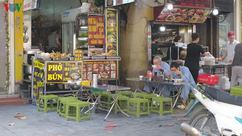 lo ngai dich covid 19, nhieu hang quan o ha noi e am, vang khach hinh 9