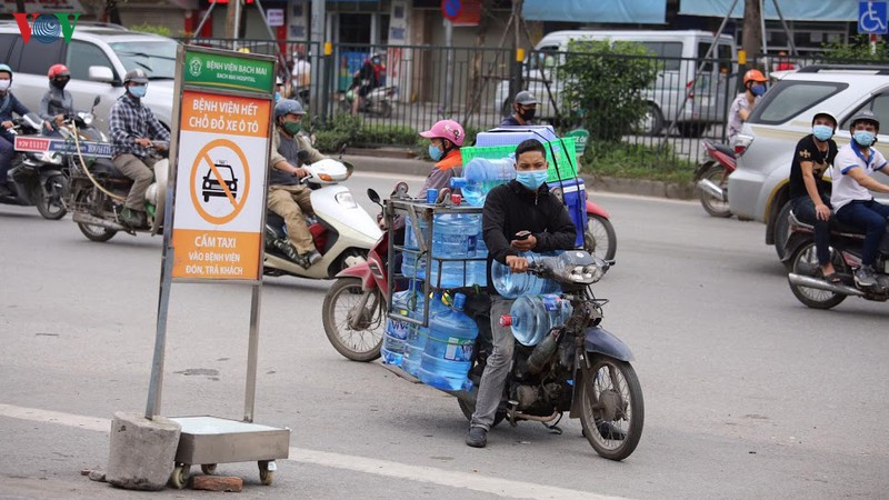benh vien bach mai ngay dau "noi bat xuat, ngoai bat nhap" hinh 12