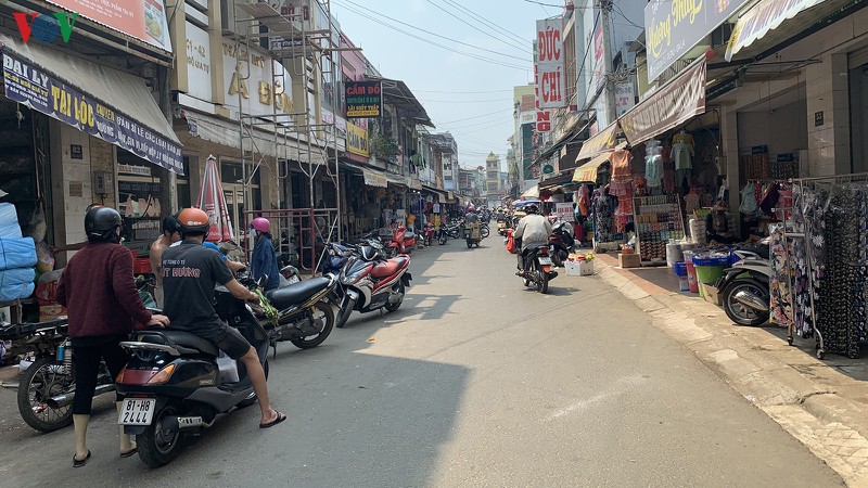 tap trung dong nguoi mua hang vi hieu nham cho se dong cua hinh 2