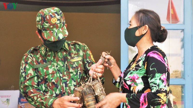 don banh tet nghia tinh, gui nguoi linh noi tuyen dau chong dich hinh 11