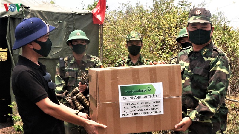 don banh tet nghia tinh, gui nguoi linh noi tuyen dau chong dich hinh 12