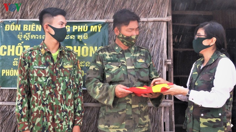 don banh tet nghia tinh, gui nguoi linh noi tuyen dau chong dich hinh 13