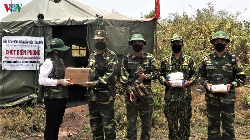 don banh tet nghia tinh, gui nguoi linh noi tuyen dau chong dich hinh 14