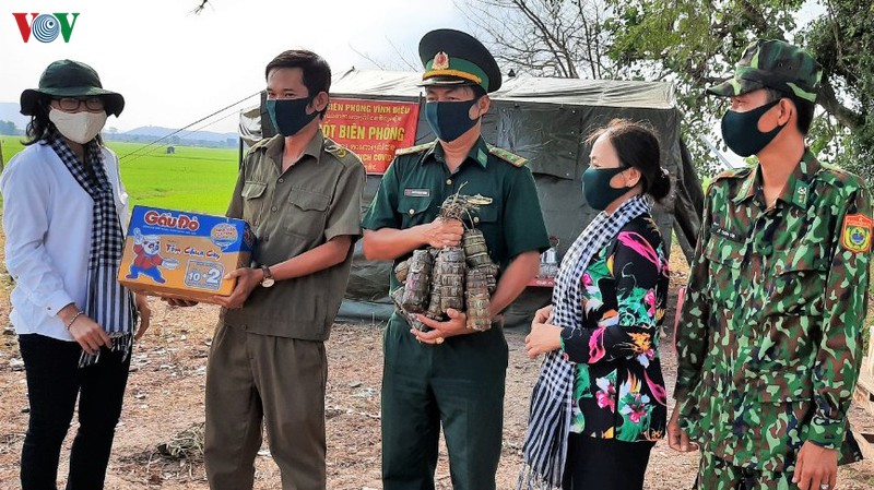 don banh tet nghia tinh, gui nguoi linh noi tuyen dau chong dich hinh 15