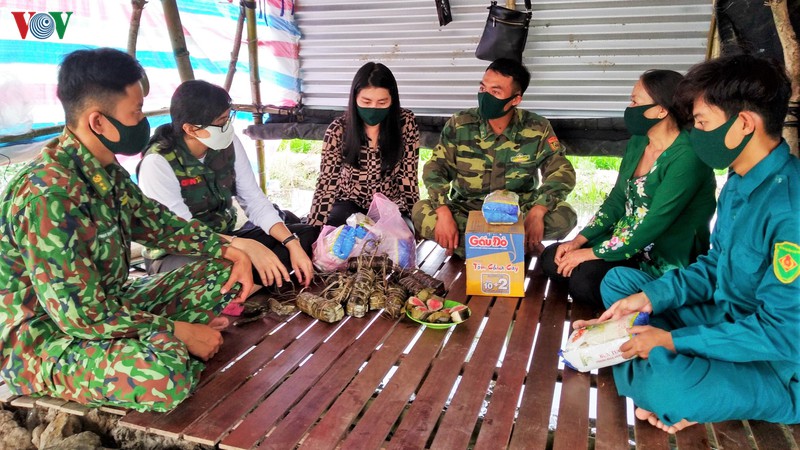 don banh tet nghia tinh, gui nguoi linh noi tuyen dau chong dich hinh 16
