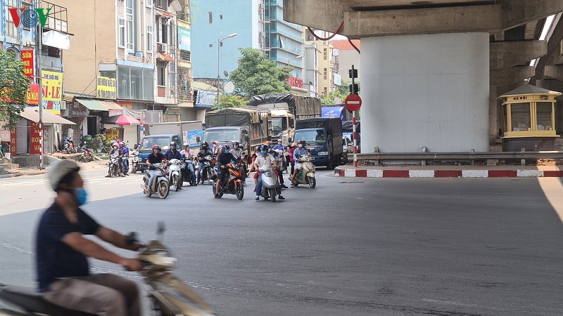 cach ly xa hoi: cua ngo thu do van dong nguoi tham gia giao thong ngay cuoi tuan hinh 10