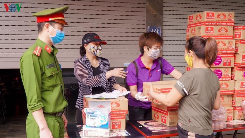 "atm mi tom" cua bac si va tinh nguyen vien tang cho nguoi ngheo hinh 1