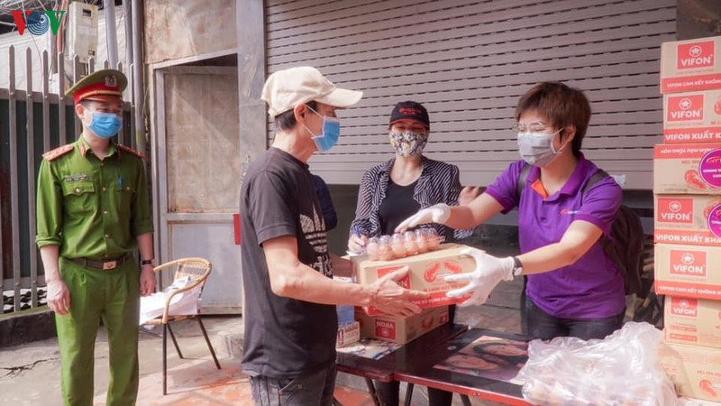 "atm mi tom" cua bac si va tinh nguyen vien tang cho nguoi ngheo hinh 2