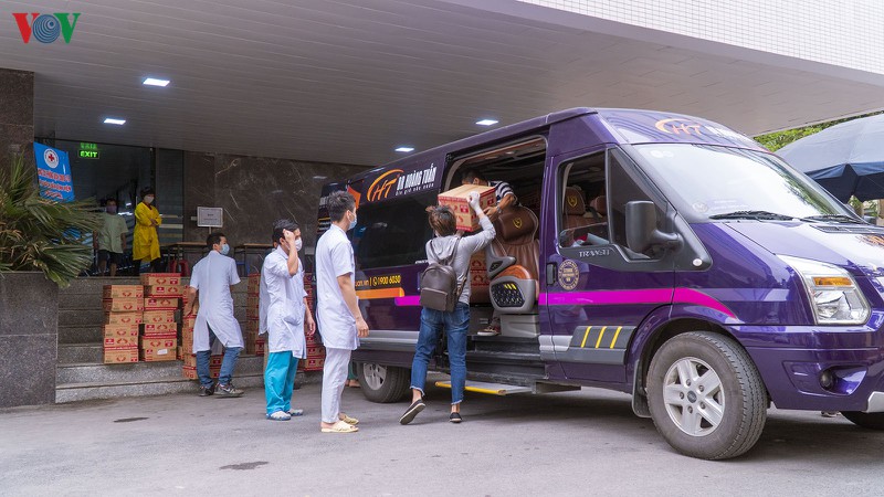"atm mi tom" cua bac si va tinh nguyen vien tang cho nguoi ngheo hinh 4