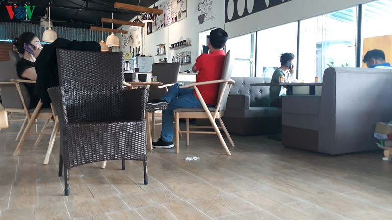 nguoi dan tu "noi long" cach ly, nhieu quan an, ca phe mo cua don khach hinh 2