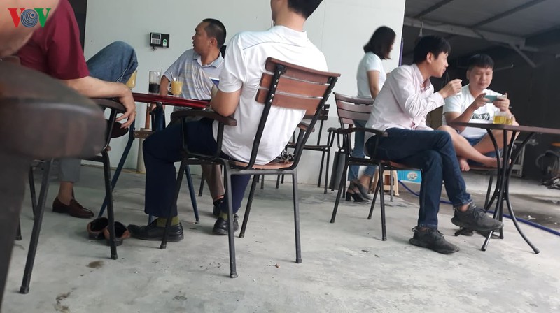 nguoi dan tu "noi long" cach ly, nhieu quan an, ca phe mo cua don khach hinh 3