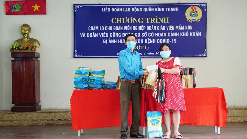 duoc "nhuong com, se ao" nguoi ngheo them niem tin vuot kho hinh 1