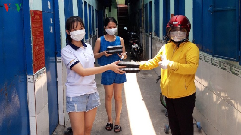duoc "nhuong com, se ao" nguoi ngheo them niem tin vuot kho hinh 2