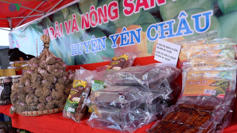 khai mac gian hang trung bay va gioi thieu san pham xoai yen chau hinh 2