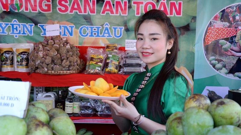 khai mac gian hang trung bay va gioi thieu san pham xoai yen chau hinh 1