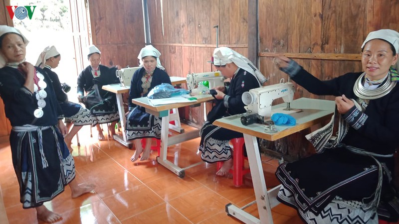 nghe theu tho cam giup phu nu dao nang cao thu nhap hinh 1