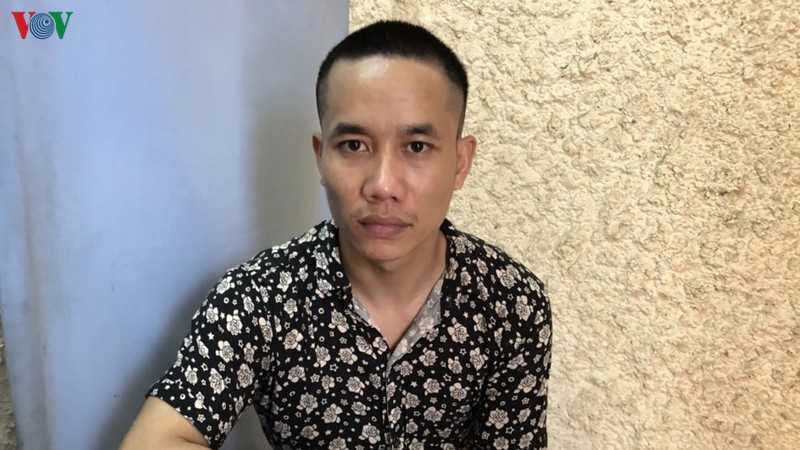 bi cong an khoi to vi muon dien thoai, xe may cua em trai de di cam co hinh 1