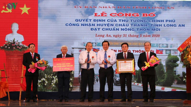 le cong bo huyen nong thon moi dau tien cua long an hinh 1