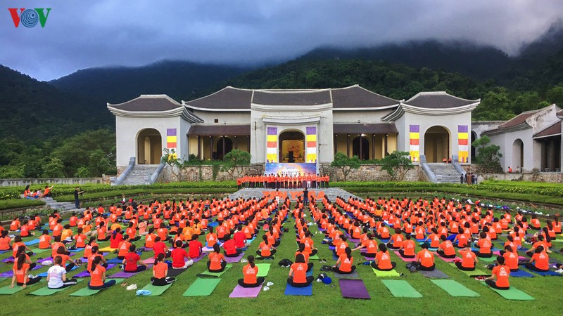 3.000 nguoi dong dien yoga ben vinh ha long hinh 11