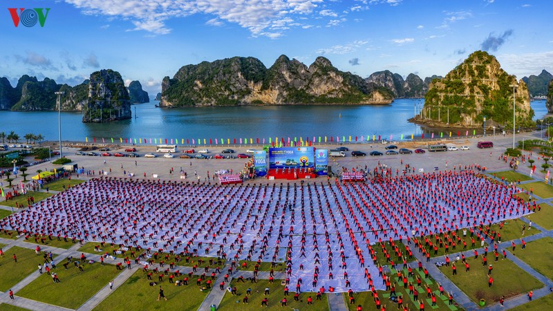 3.000 nguoi dong dien yoga ben vinh ha long hinh 1