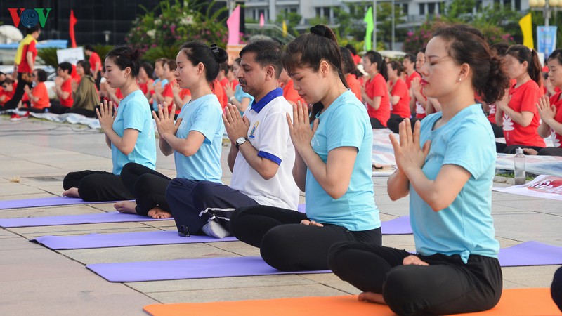 3.000 nguoi dong dien yoga ben vinh ha long hinh 3