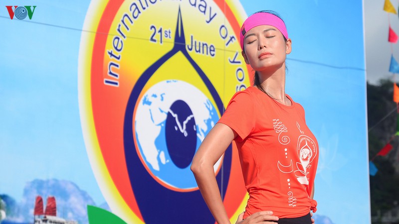 3.000 nguoi dong dien yoga ben vinh ha long hinh 5