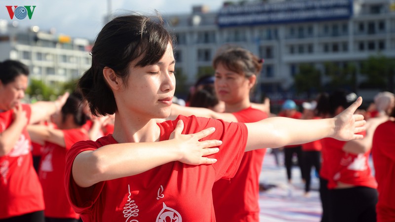 3.000 nguoi dong dien yoga ben vinh ha long hinh 7