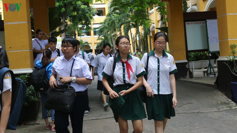 nhieu thi sinh than de thi toan vao lop 10 chuyen o tphcm kho hinh 1