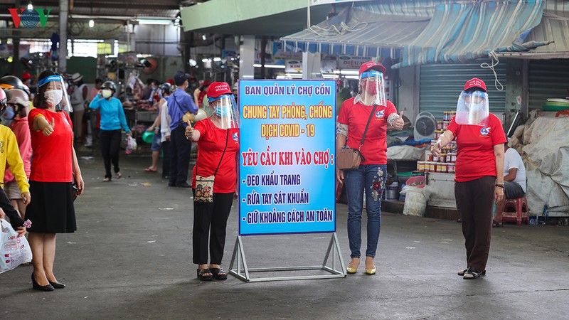 nguoi dan da nang nhao ra cho mua thuc pham tich tru hinh 10