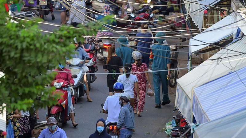 nguoi dan da nang nhao ra cho mua thuc pham tich tru hinh 2