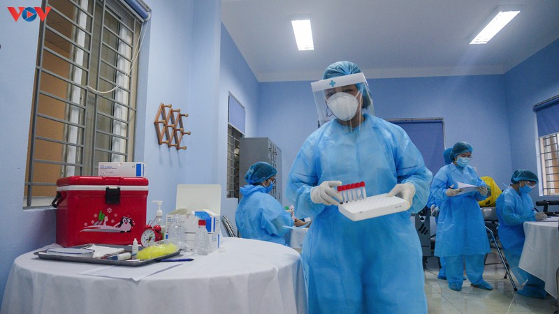 quang ninh: nguoi dan doi mua di test nhanh covid-19 hinh 11