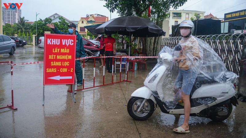 quang ninh: nguoi dan doi mua di test nhanh covid-19 hinh 1