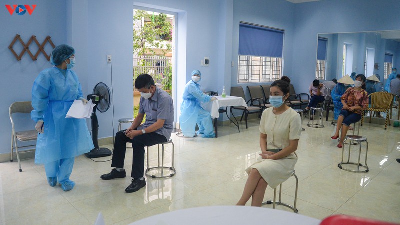 quang ninh: nguoi dan doi mua di test nhanh covid-19 hinh 2