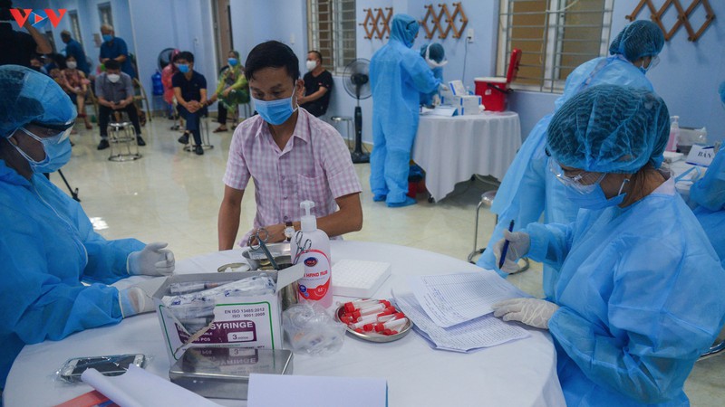 quang ninh: nguoi dan doi mua di test nhanh covid-19 hinh 4
