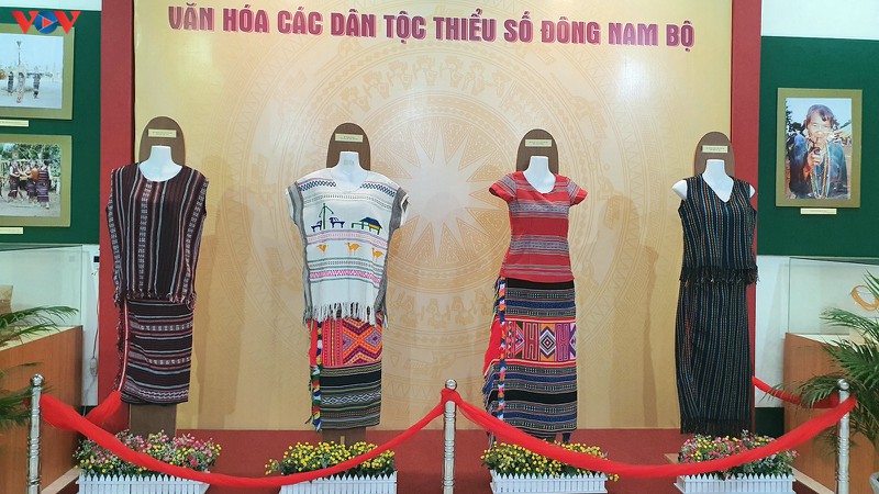 trien lam anh "to quoc nhin tu bien" hinh 2