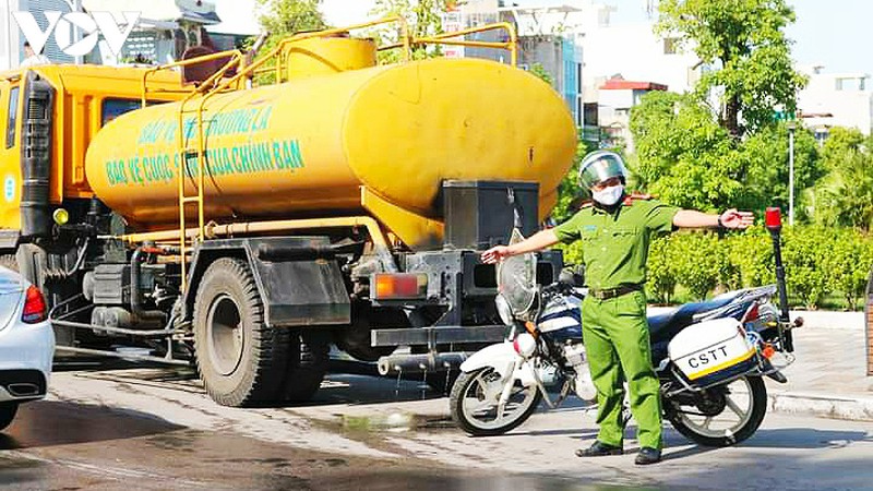 anh: hai phong phun hoa chat khu khuan cac tuyen duong chinh hinh 9