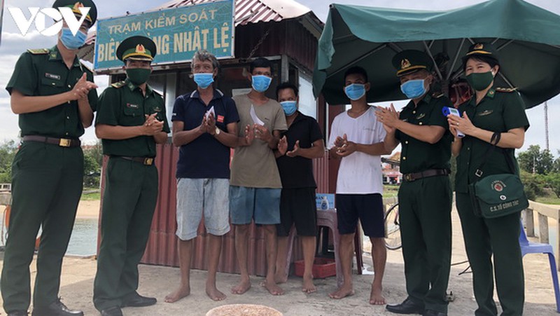 quang binh cuu 8 ngu dan bi chim tau hinh 2