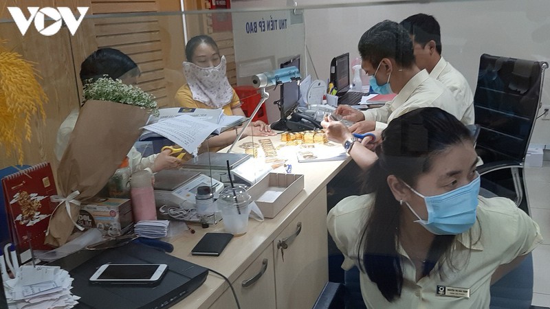 gia vang lao loc, nhieu nguoi tai tphcm ban vang voi so luong lon hinh 2