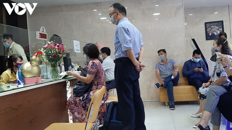 gia vang lao loc, nhieu nguoi tai tphcm ban vang voi so luong lon hinh 1