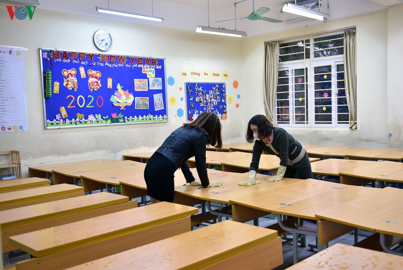 can canh co giao deo gang tay, khau trang khu trung lop hoc hinh 12