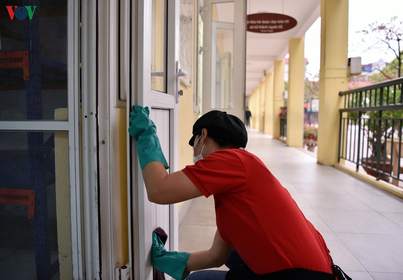 can canh co giao deo gang tay, khau trang khu trung lop hoc hinh 15