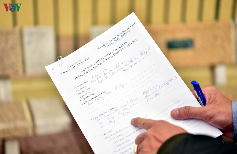 can canh co giao deo gang tay, khau trang khu trung lop hoc hinh 17