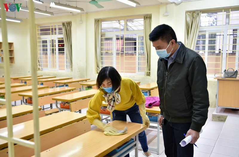 can canh co giao deo gang tay, khau trang khu trung lop hoc hinh 16