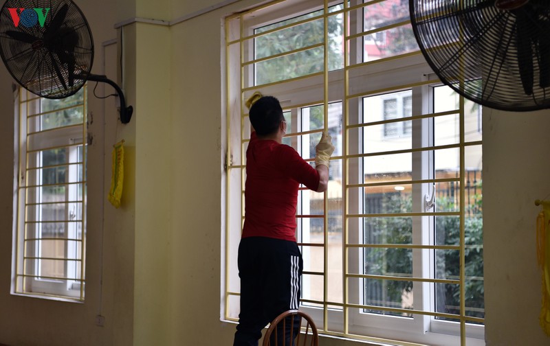 can canh co giao deo gang tay, khau trang khu trung lop hoc hinh 18