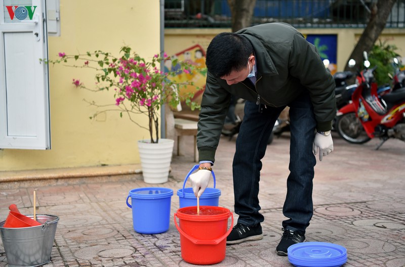 can canh co giao deo gang tay, khau trang khu trung lop hoc hinh 1