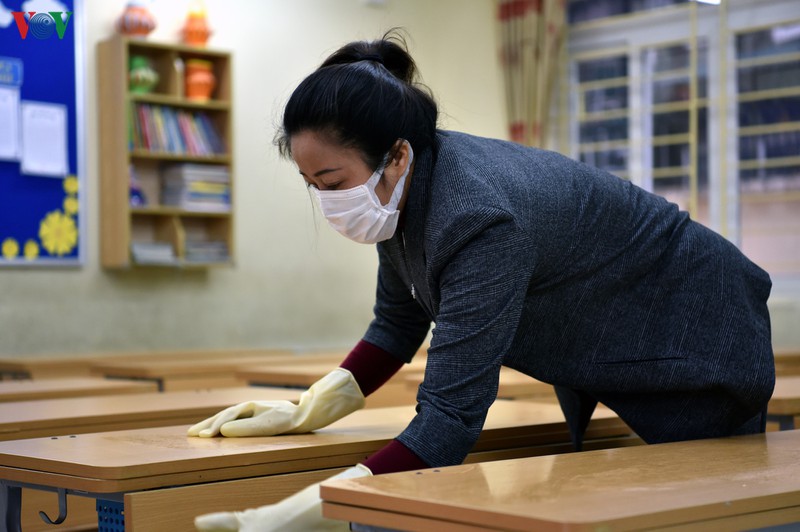 can canh co giao deo gang tay, khau trang khu trung lop hoc hinh 3