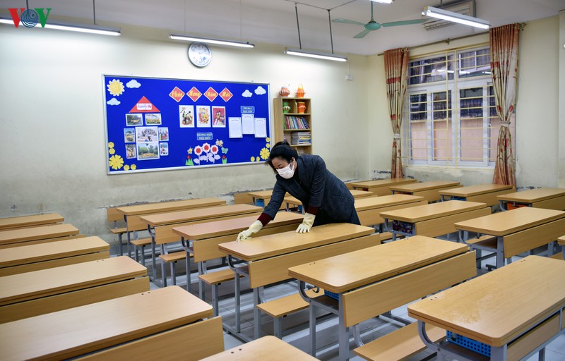 can canh co giao deo gang tay, khau trang khu trung lop hoc hinh 2