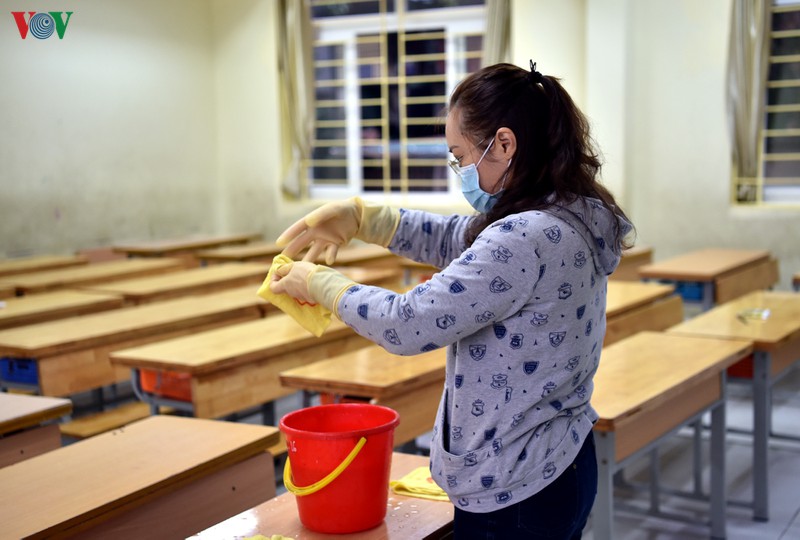 can canh co giao deo gang tay, khau trang khu trung lop hoc hinh 4